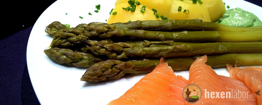 Grüner Spargel mit Räucherlachs, Pellkartoffeln und Bärlauchcreme ...