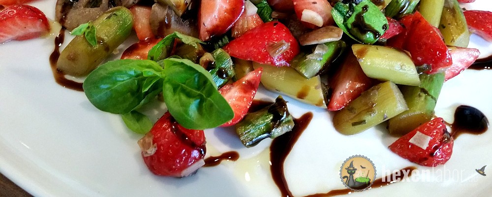 Warmer grüner Spargelsalat mit Erdbeeren und Champignons - Hexenlabor