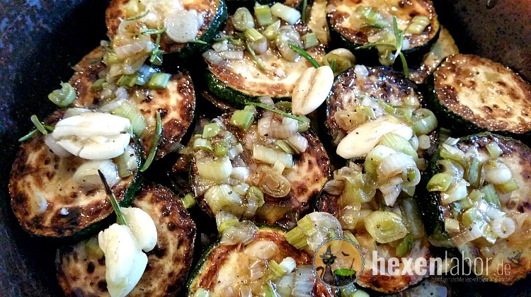 Mediterran eingelegte Zucchini - Hexenlabor