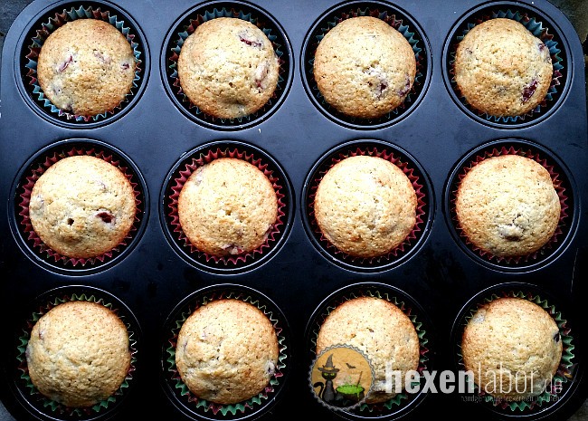 Mandel Cranberry Cupcakes mit leichtem Frischkäse Topping - Hexenlabor