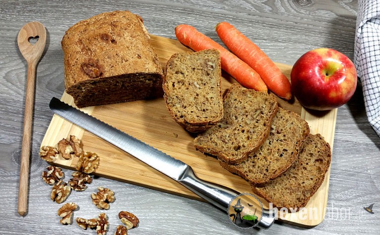 Karotten Dinkelvollkornbrot mit Apfel und Walnüssen - Hexenlabor