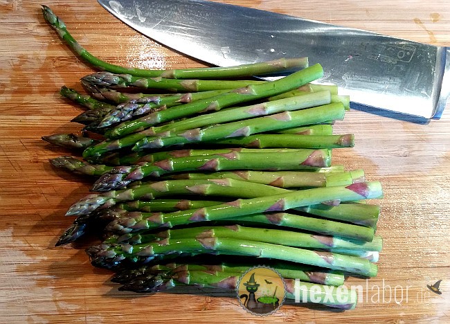 Gebratener grüner Spargel im Schinkenmantel - Hexenlabor