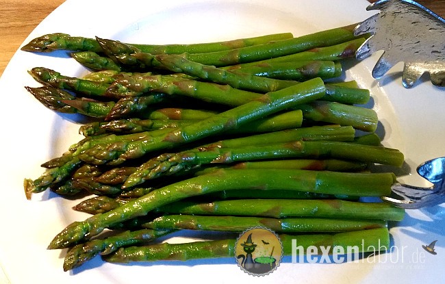 Gebratener grüner Spargel im Schinkenmantel - Hexenlabor